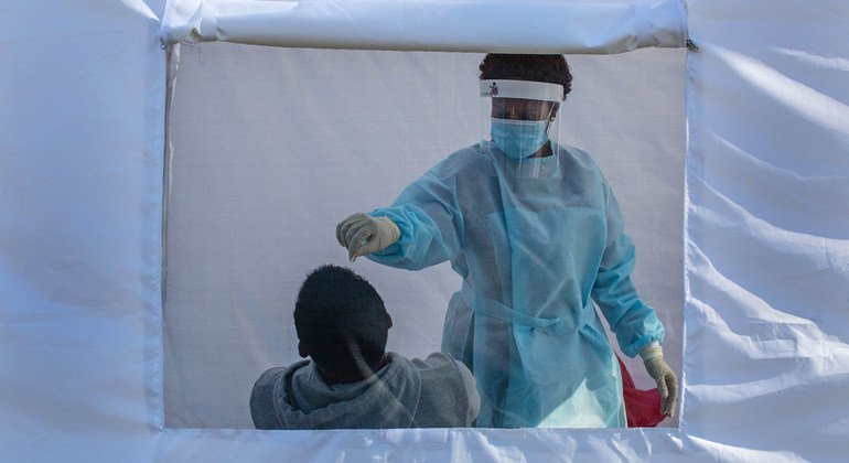 Covid-19 : le variant Omicron se propage en Afrique, mais les cas graves restent peu nombreux en Afrique du Sud (OMS)